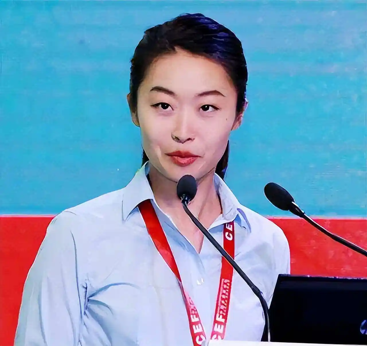 敬一丹女儿弃亿万家产赴乡村支教，简朴穿搭引热议