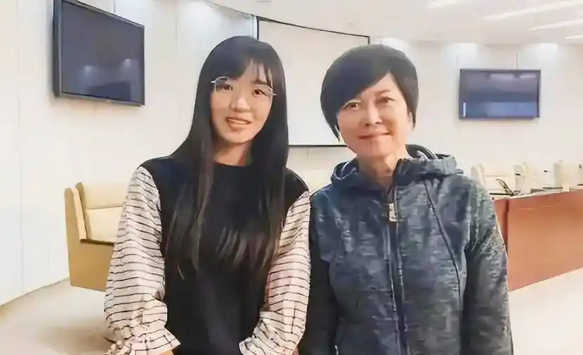 敬一丹女儿弃亿万家产赴乡村支教，简朴穿搭引热议