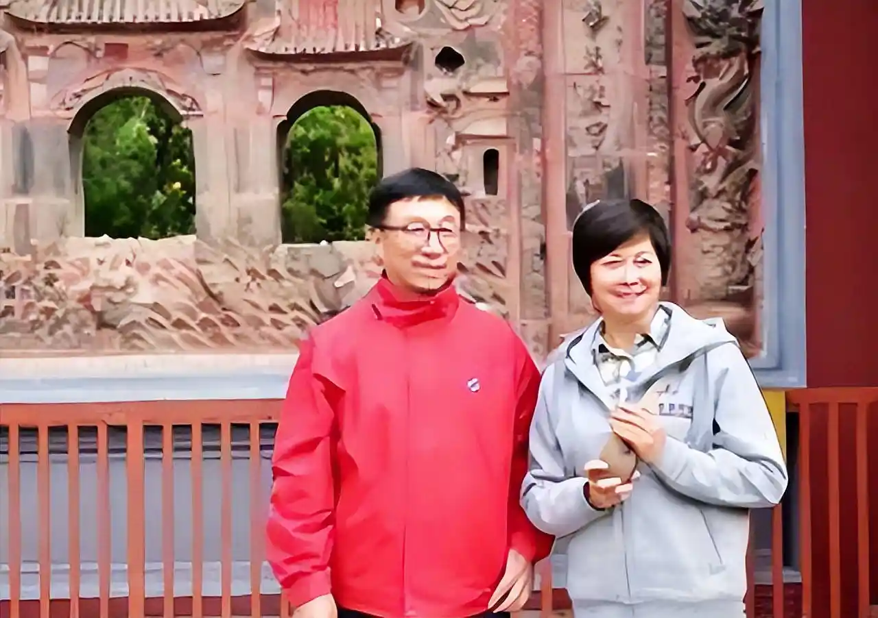 敬一丹女儿弃亿万家产赴乡村支教，简朴穿搭引热议