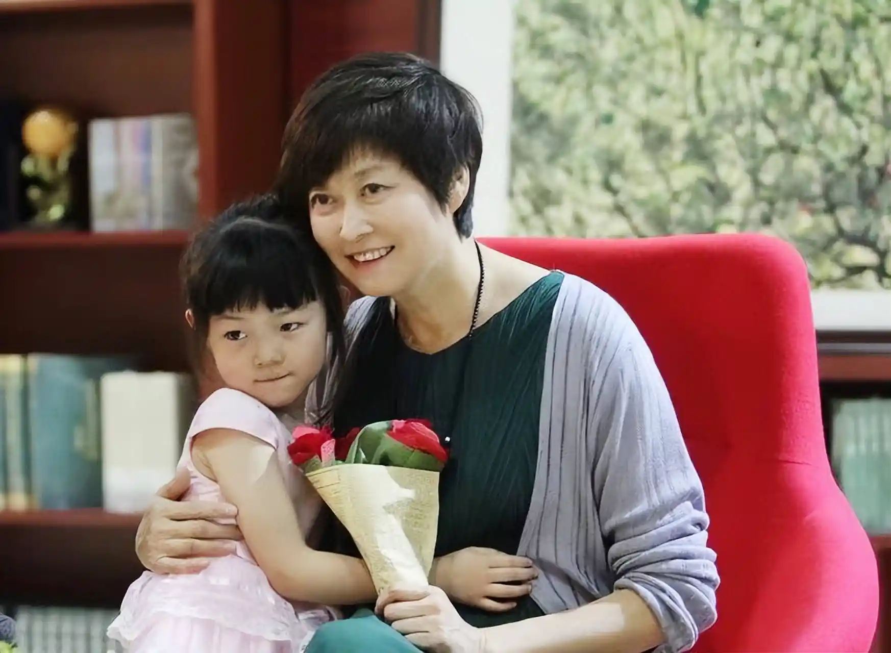 敬一丹女儿弃亿万家产赴乡村支教，简朴穿搭引热议