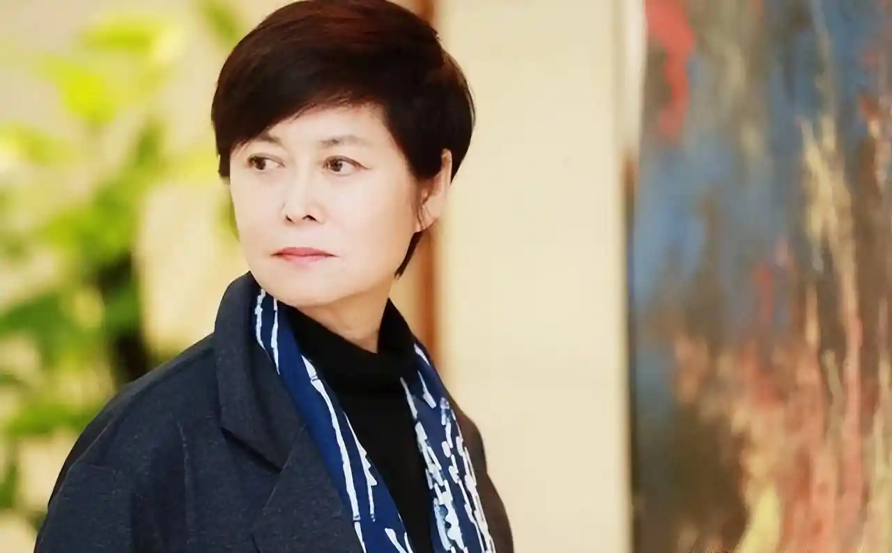 敬一丹女儿弃亿万家产赴乡村支教，简朴穿搭引热议