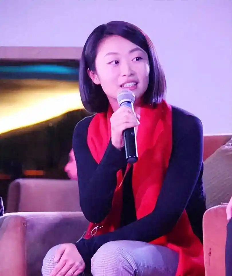 敬一丹女儿弃亿万家产赴乡村支教，简朴穿搭引热议