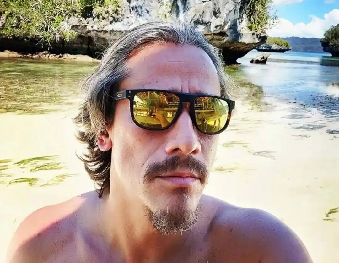 吴嘉龙白发客串新剧引热议，前女友直言没车没房未娶他，至今单身成谜