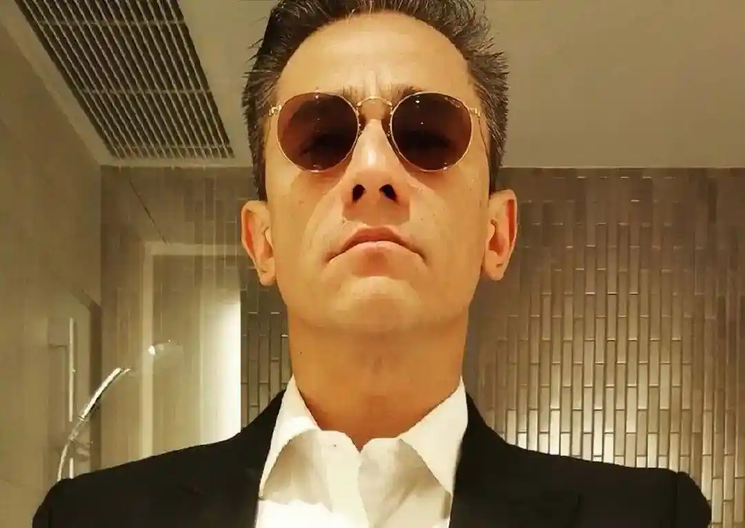 吴嘉龙白发客串新剧引热议，前女友直言没车没房未娶他，至今单身成谜