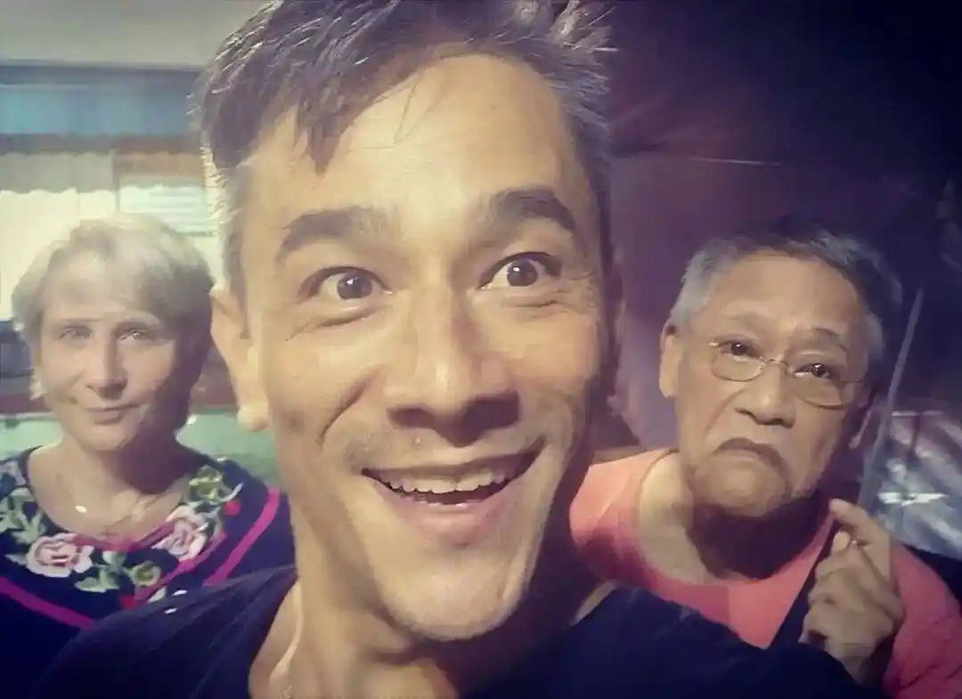 吴嘉龙白发客串新剧引热议，前女友直言没车没房未娶他，至今单身成谜