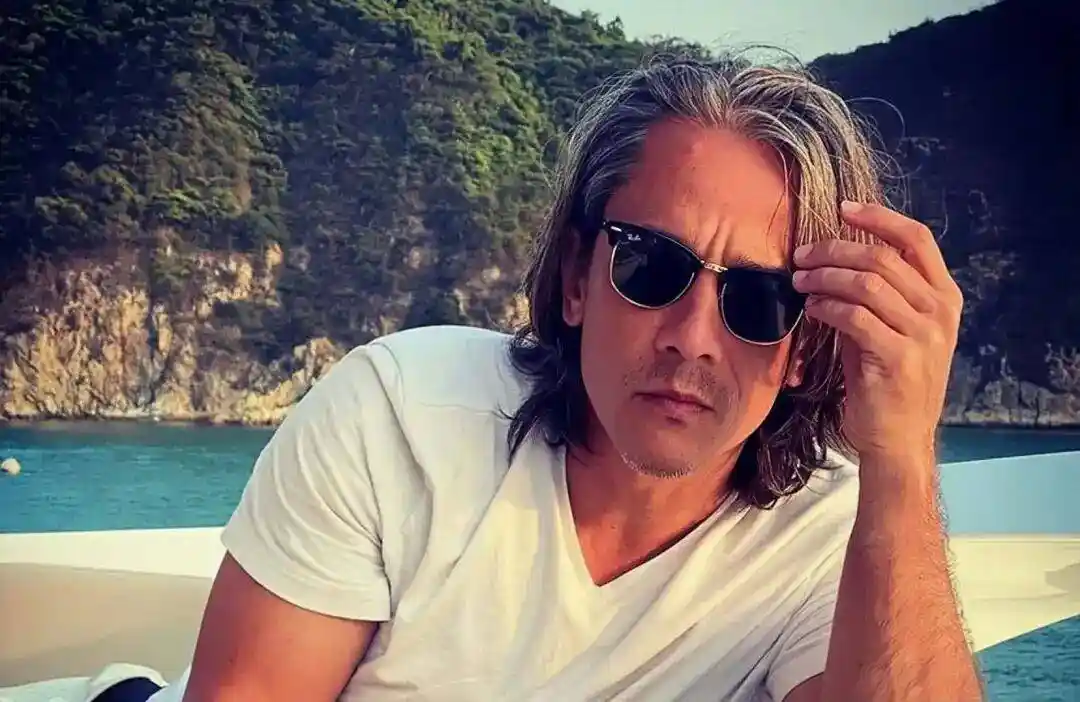 吴嘉龙白发客串新剧引热议，前女友直言没车没房未娶他，至今单身成谜