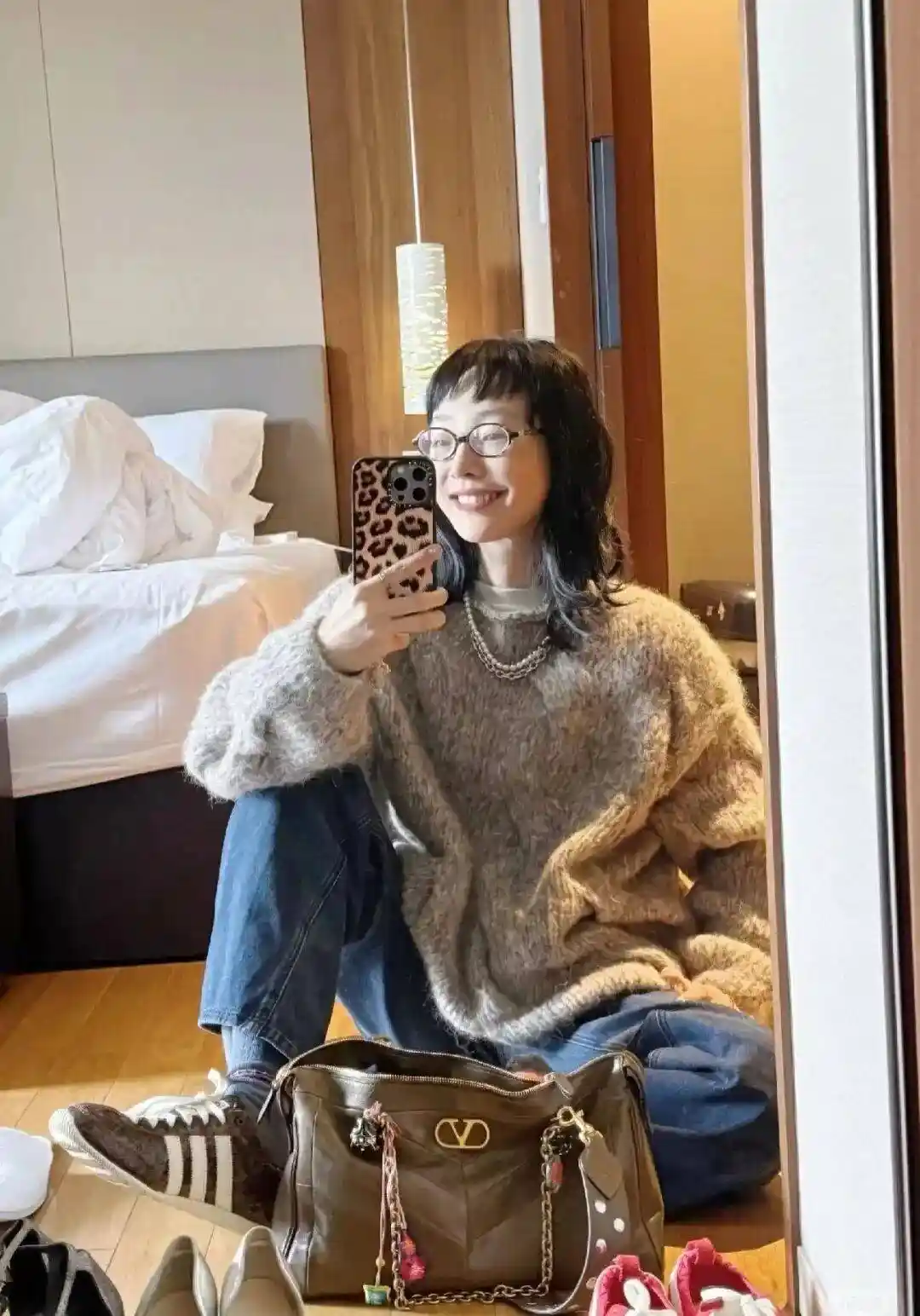 白百何慵懒文艺范穿搭曝光！灰毛衣配牛仔裤秒杀全场