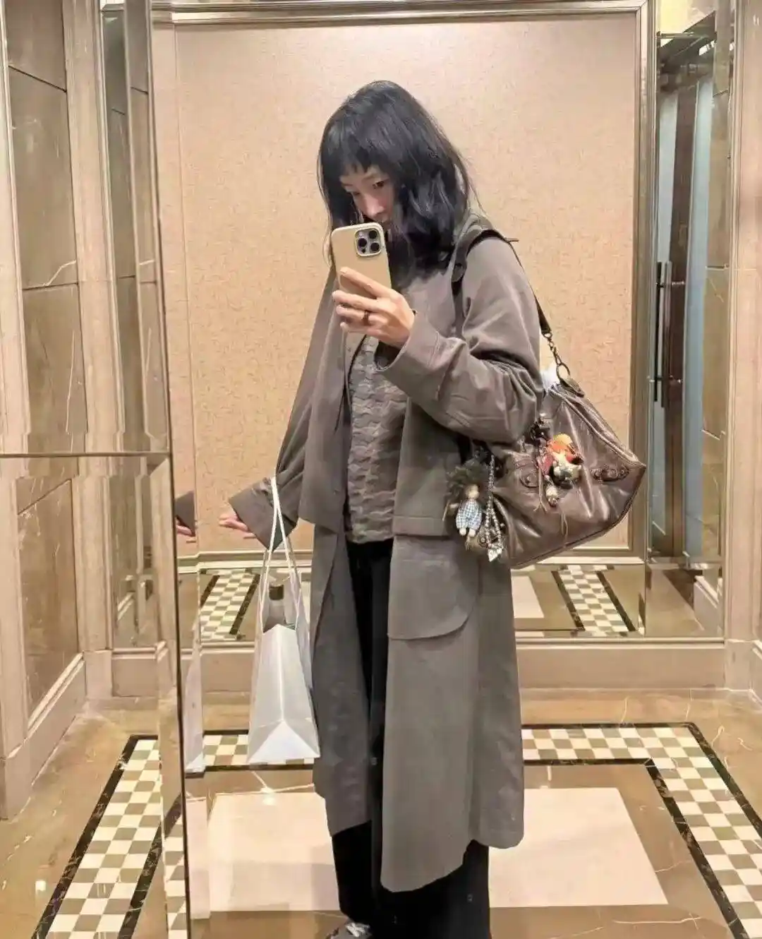 白百何慵懒文艺范穿搭曝光！灰毛衣配牛仔裤秒杀全场