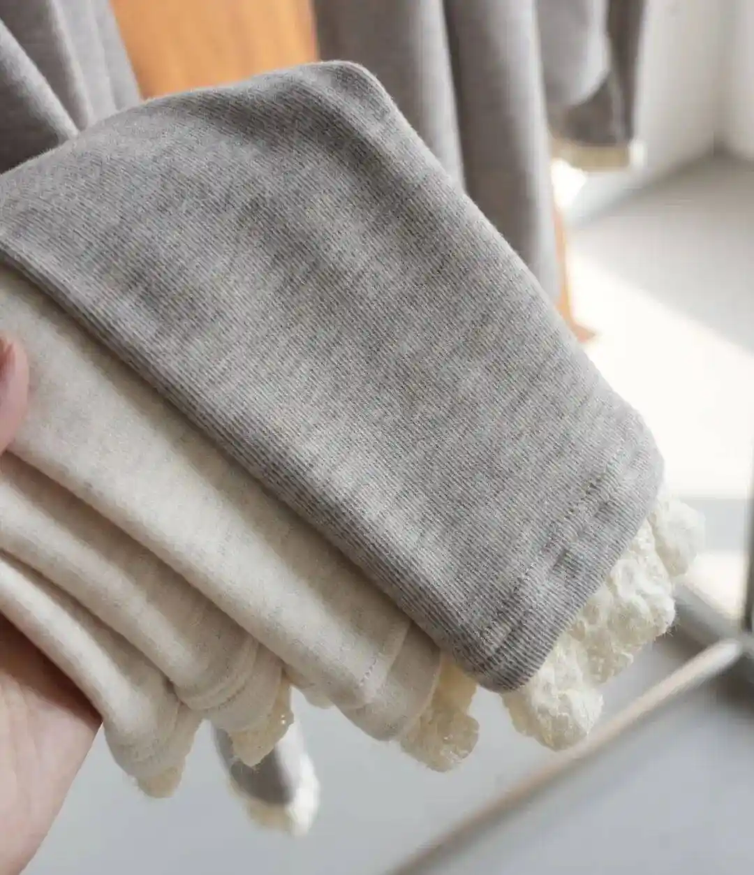 白百何慵懒文艺范穿搭曝光！灰毛衣配牛仔裤秒杀全场