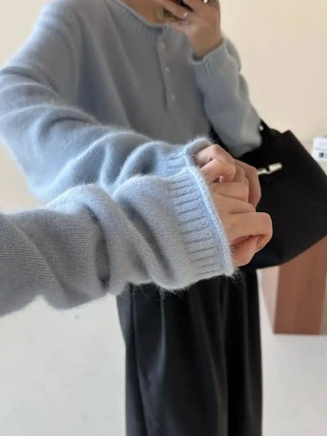 白百何慵懒文艺范穿搭曝光！灰毛衣配牛仔裤秒杀全场