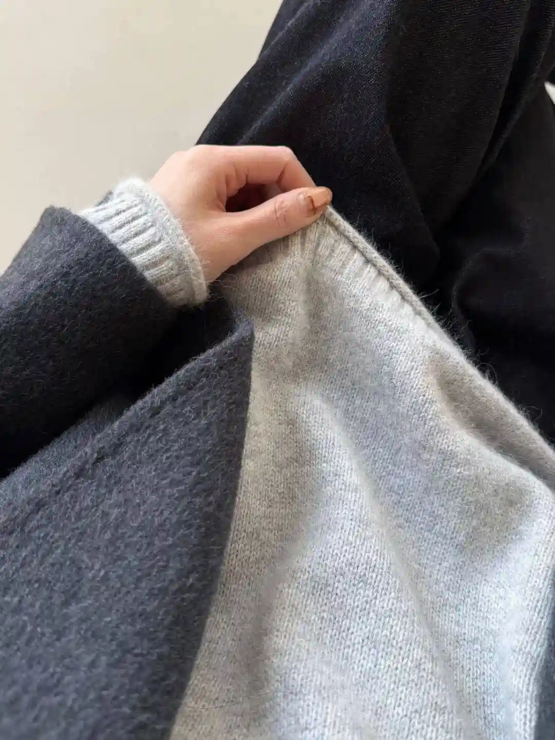 白百何慵懒文艺范穿搭曝光！灰毛衣配牛仔裤秒杀全场