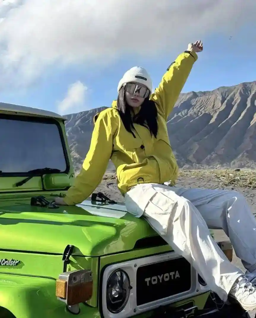 白百何慵懒文艺范穿搭曝光！灰毛衣配牛仔裤秒杀全场