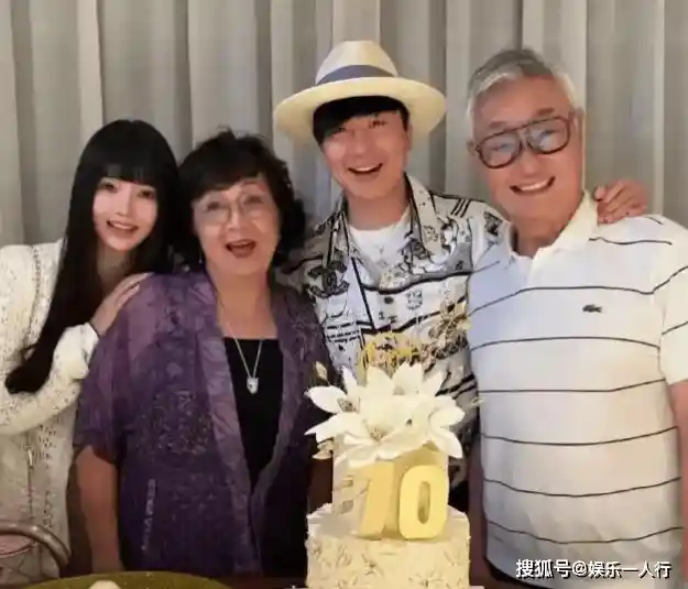 林俊杰甜蜜官宣！21岁帕森斯学霸千金成其女友，频现演唱会前排引热议