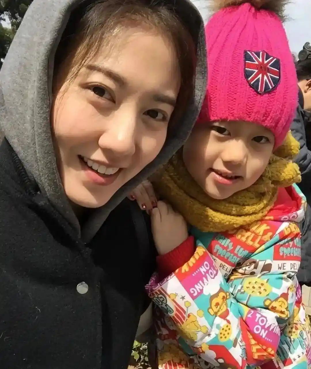 高露16岁女儿首度公开恋情，成熟装扮引热议：星二代的自由边界在哪里？