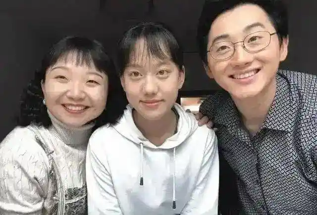 高露16岁女儿首度公开恋情，成熟装扮引热议：星二代的自由边界在哪里？