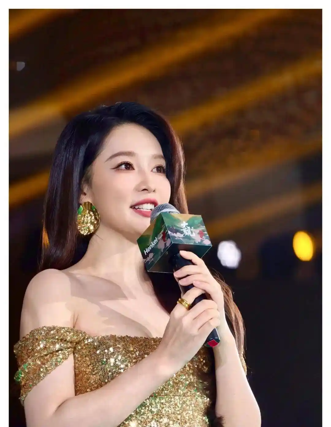 李沁鎏金鱼尾裙惊艳亮相，美得令人窒息！