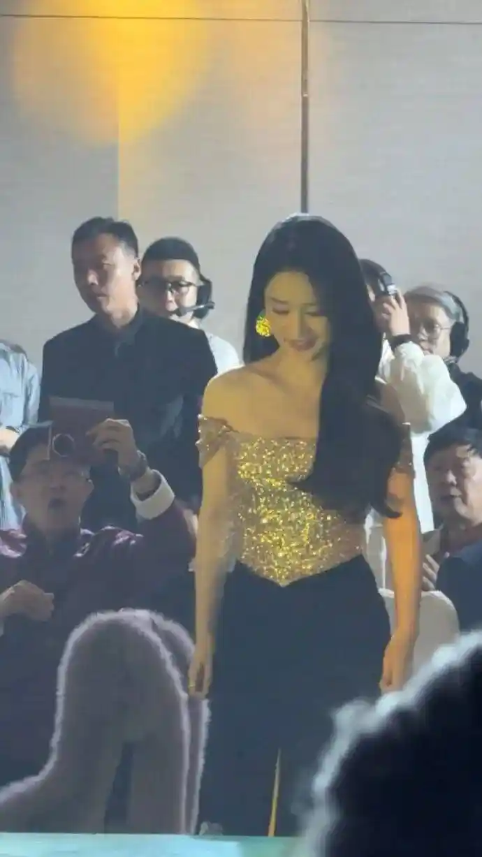 李沁鎏金鱼尾裙惊艳亮相，美得令人窒息！