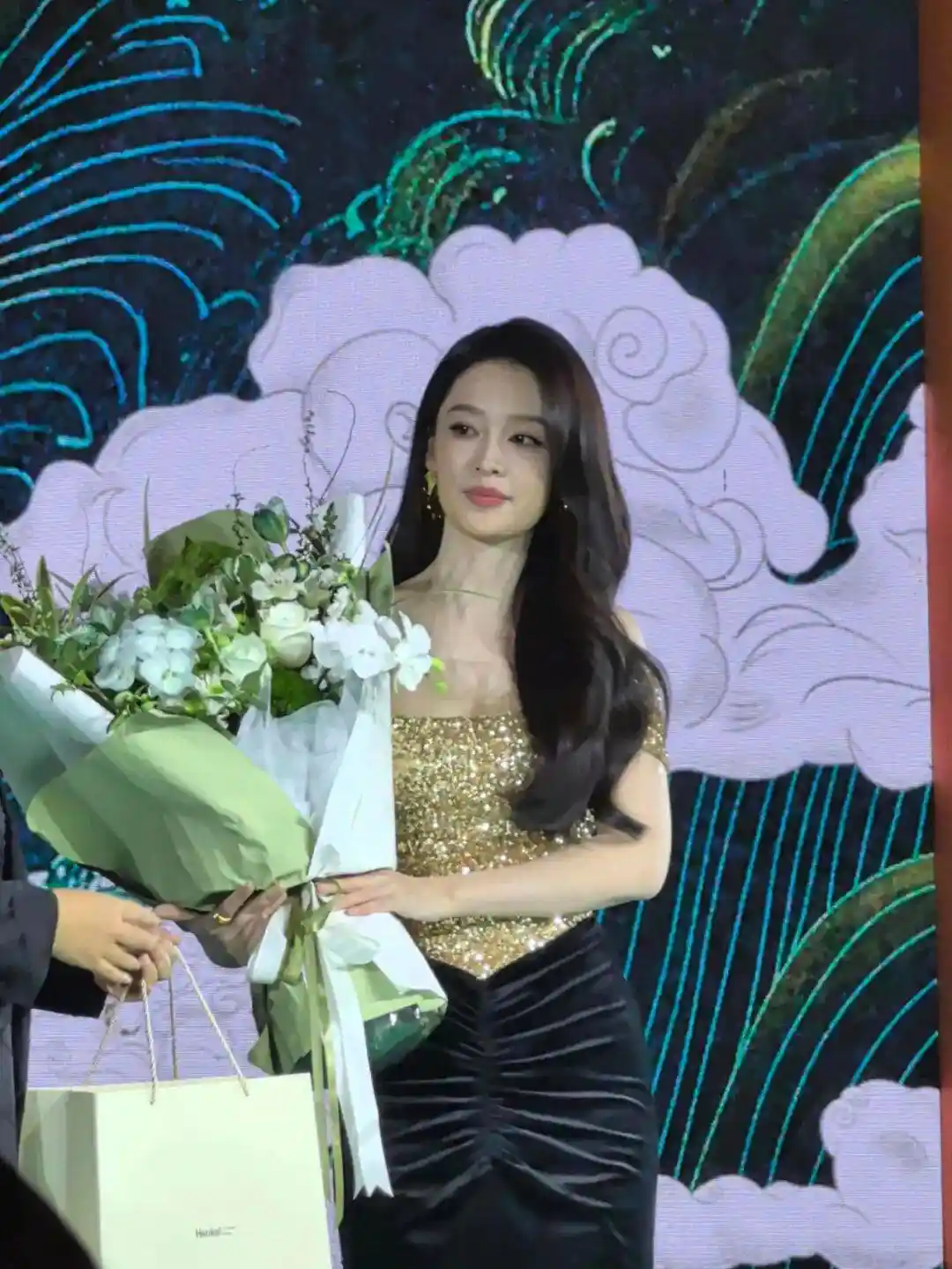 李沁鎏金鱼尾裙惊艳亮相，美得令人窒息！