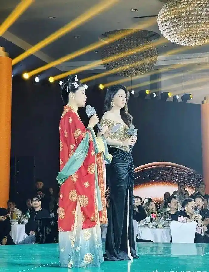 李沁鎏金鱼尾裙惊艳亮相，美得令人窒息！