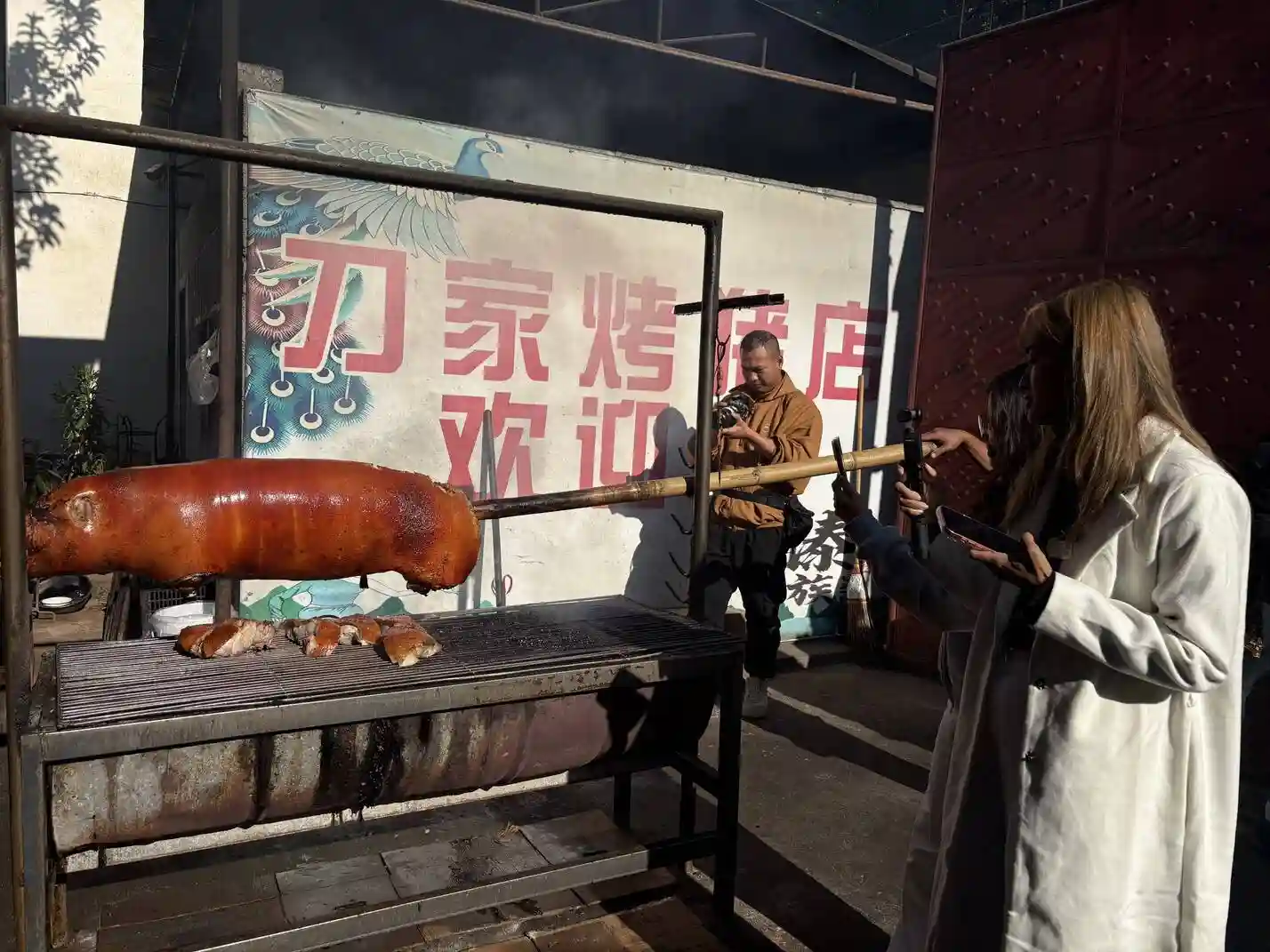 【缅甸顶流夫妻爆火出圈！舌尖闯入陇川：一碗米线搅动中缅乡村新经济】