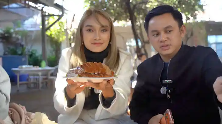 【缅甸顶流夫妻爆火出圈!舌尖闯入陇川:一碗米线搅动中缅乡村新经济】