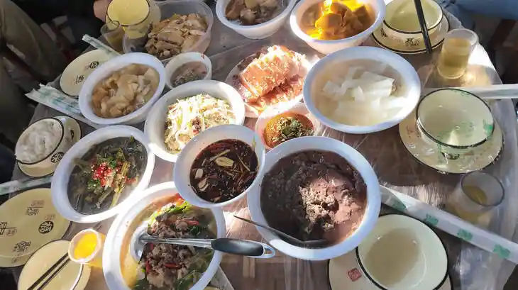 【缅甸顶流夫妻爆火出圈!舌尖闯入陇川:一碗米线搅动中缅乡村新经济】