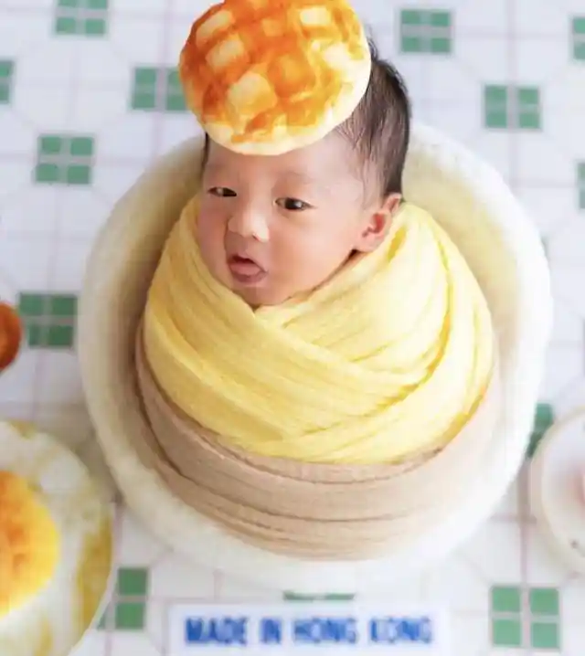 袁伟豪宝儿满月照曝光，恩爱夫妻萌娃吸粉引热议