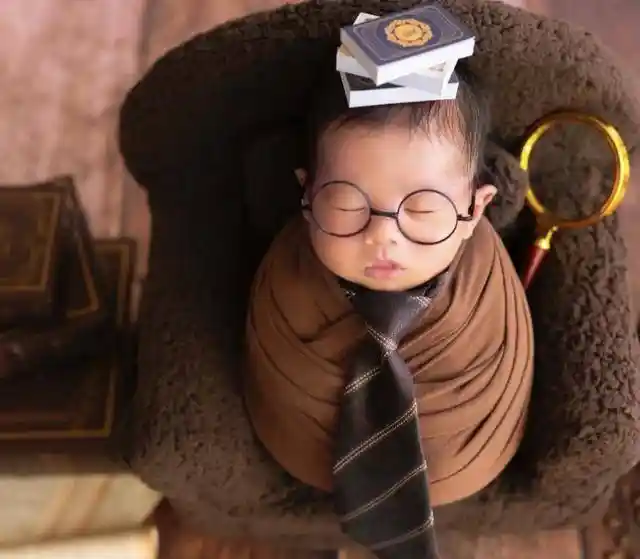 袁伟豪宝儿满月照曝光，恩爱夫妻萌娃吸粉引热议