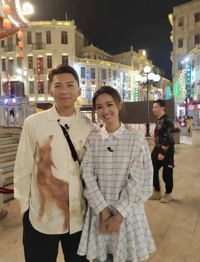 袁伟豪宝儿满月照曝光，恩爱夫妻萌娃吸粉引热议