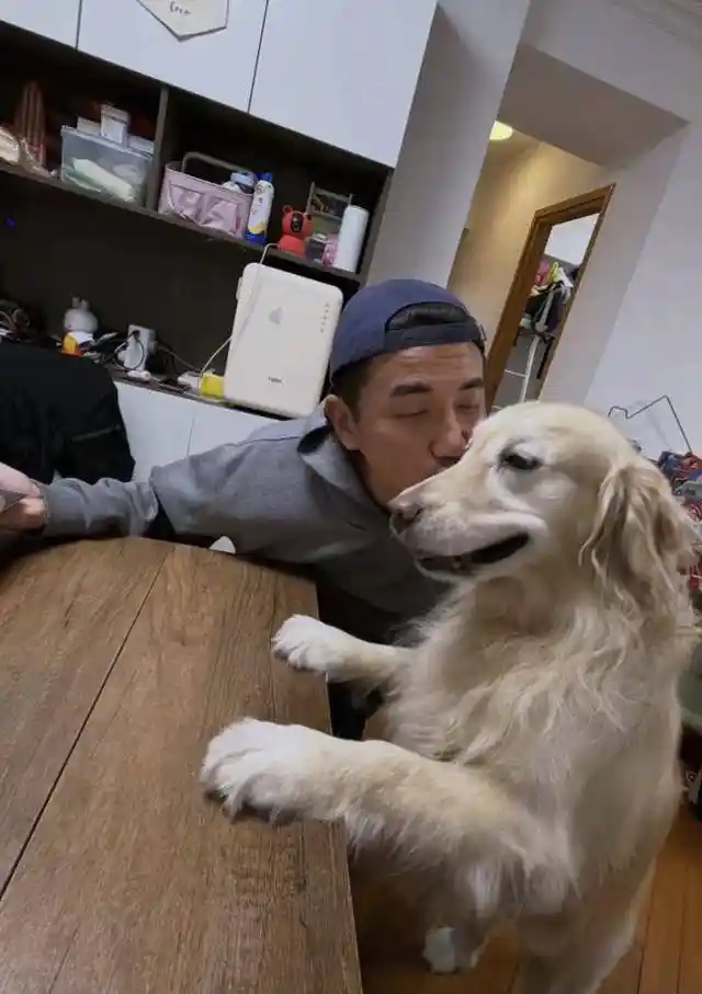 梁诺获全家温馨庆生，一屋子美女争相献吻引热议