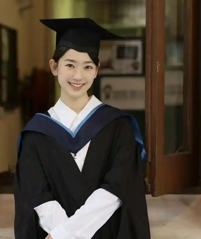林恺铃港大硕士毕业引热议，与母亲龚慈恩神似引猜测