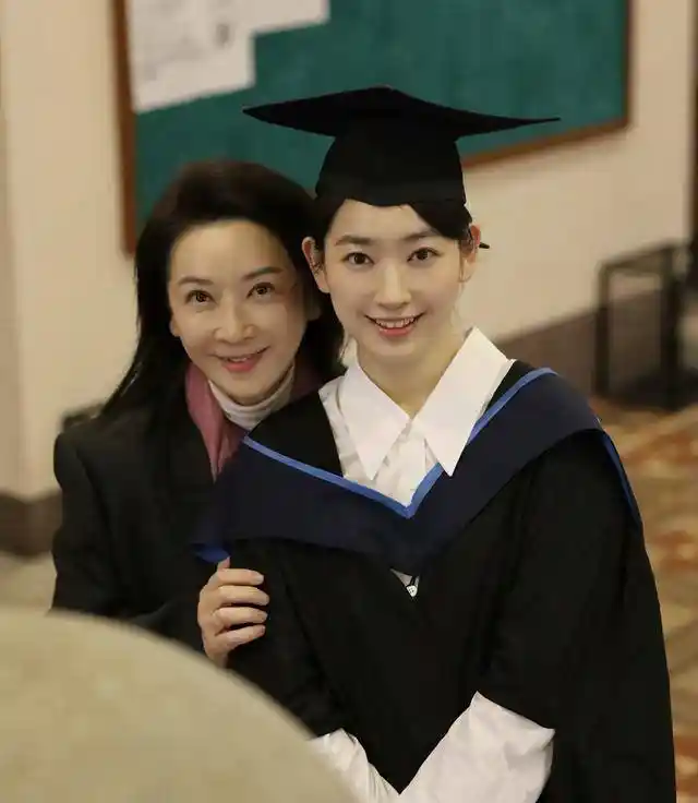 林恺铃港大硕士毕业引热议,与母亲龚慈恩神似引猜测