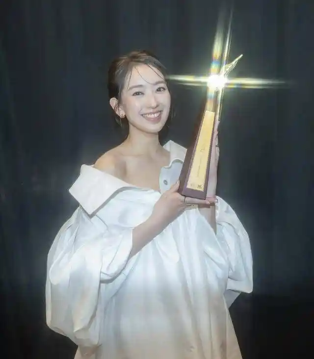 林恺铃港大硕士毕业引热议,与母亲龚慈恩神似引猜测