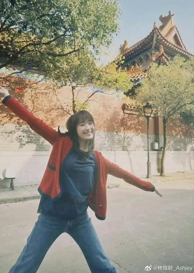 林恺铃港大硕士毕业引热议,与母亲龚慈恩神似引猜测