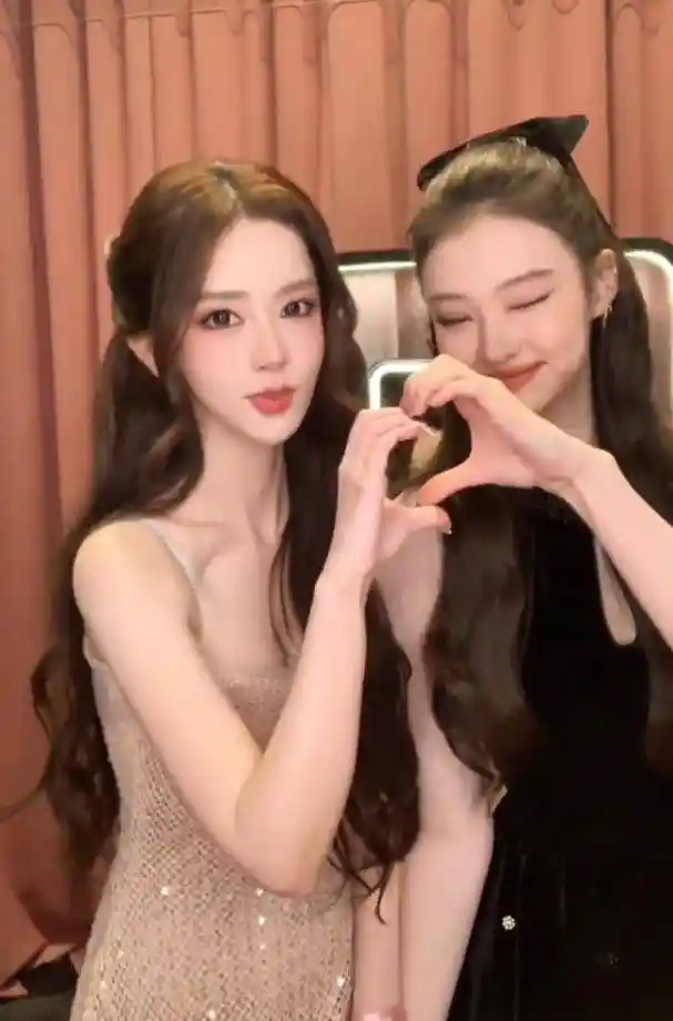 颜值网红迅猛龙特蕾莎联手韩团成员拍摄短视频引爆全网