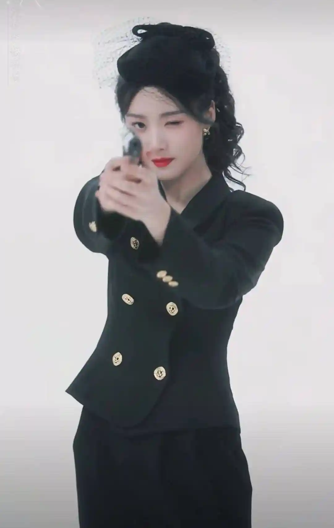 《轧戏》杀疯了！卢昱晓一袭利落短发+碎花裙杀出职场甜酷悖论，全网热议新世代演员美学革命