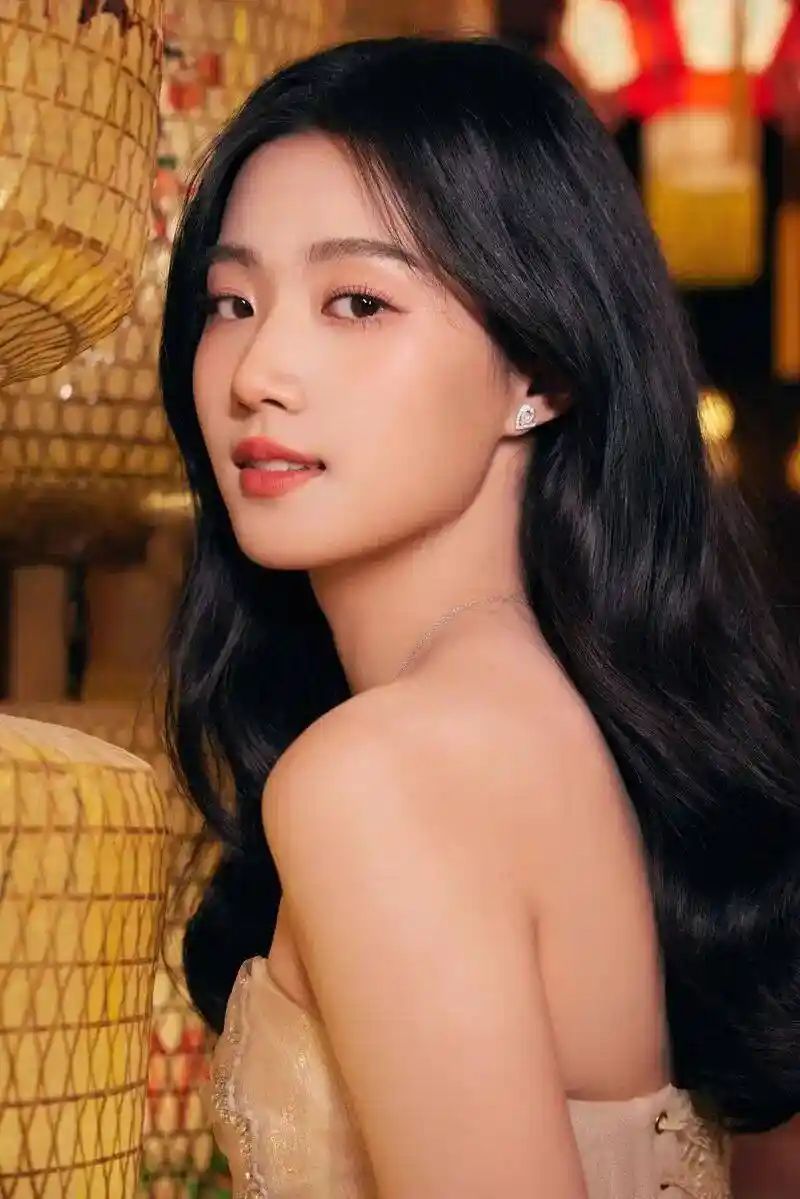 《轧戏》杀疯了！卢昱晓一袭利落短发+碎花裙杀出职场甜酷悖论，全网热议新世代演员美学革命