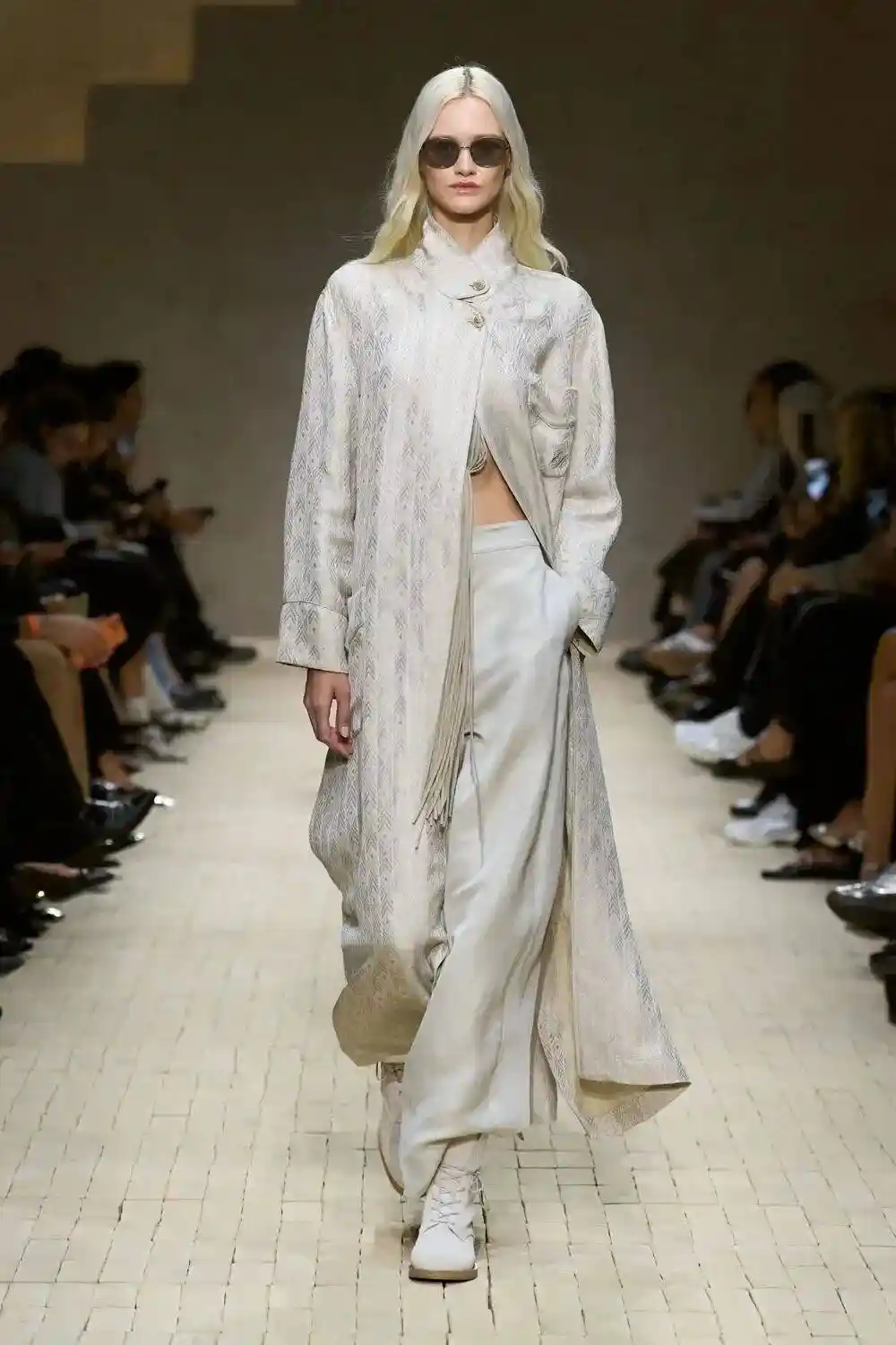 阿玛尼谢幕之作：Emporio Armani 2026春夏系列演绎慵懒美学与色彩革命