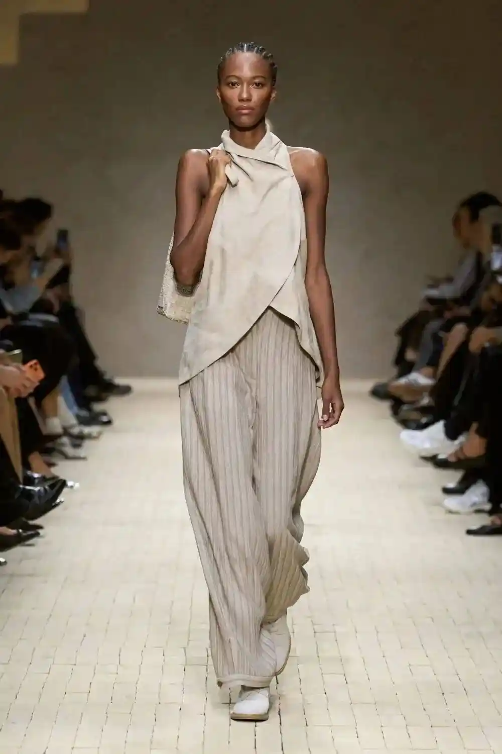 阿玛尼谢幕之作:Emporio Armani 2026春夏系列演绎慵懒美学与色彩革命