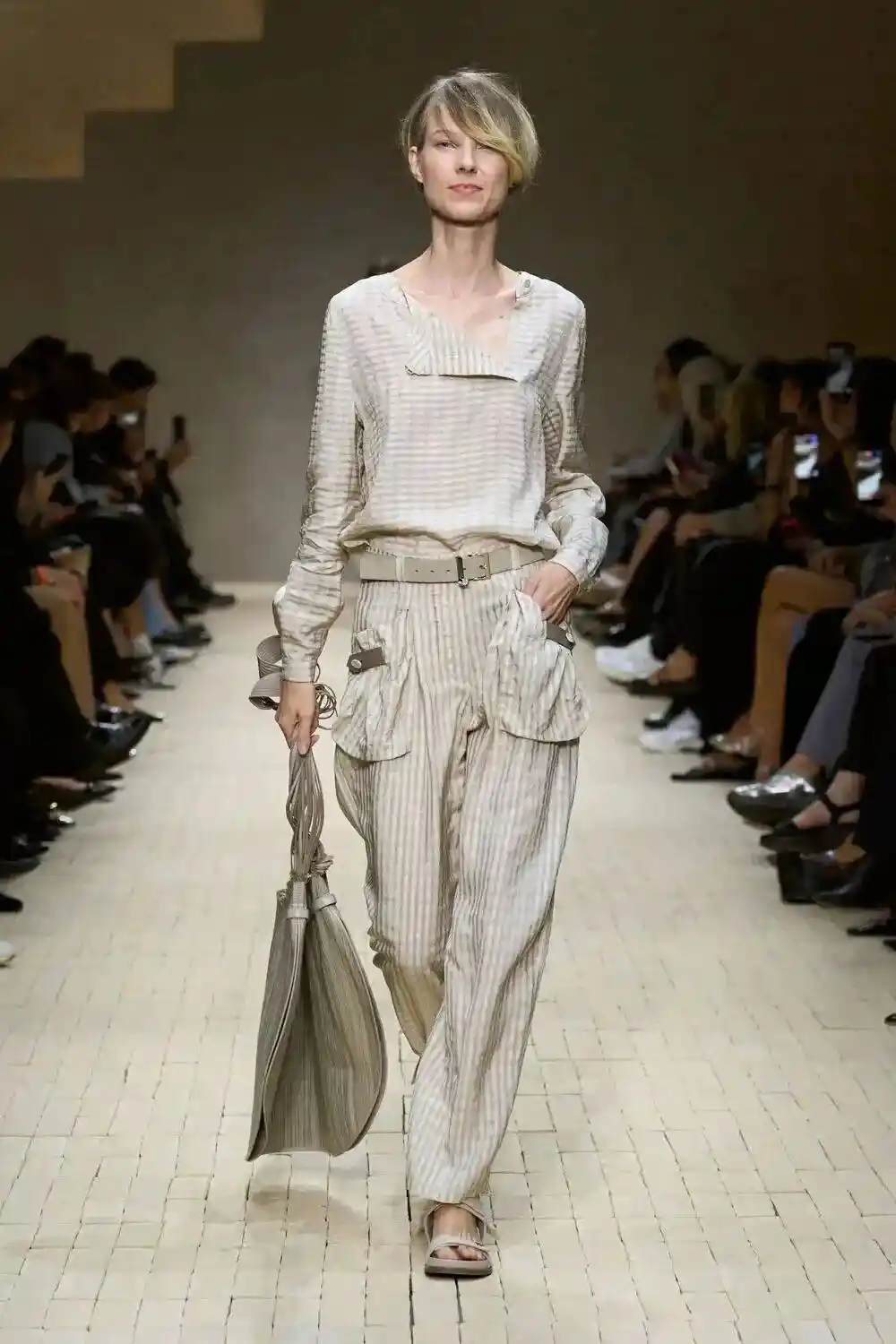 阿玛尼谢幕之作:Emporio Armani 2026春夏系列演绎慵懒美学与色彩革命