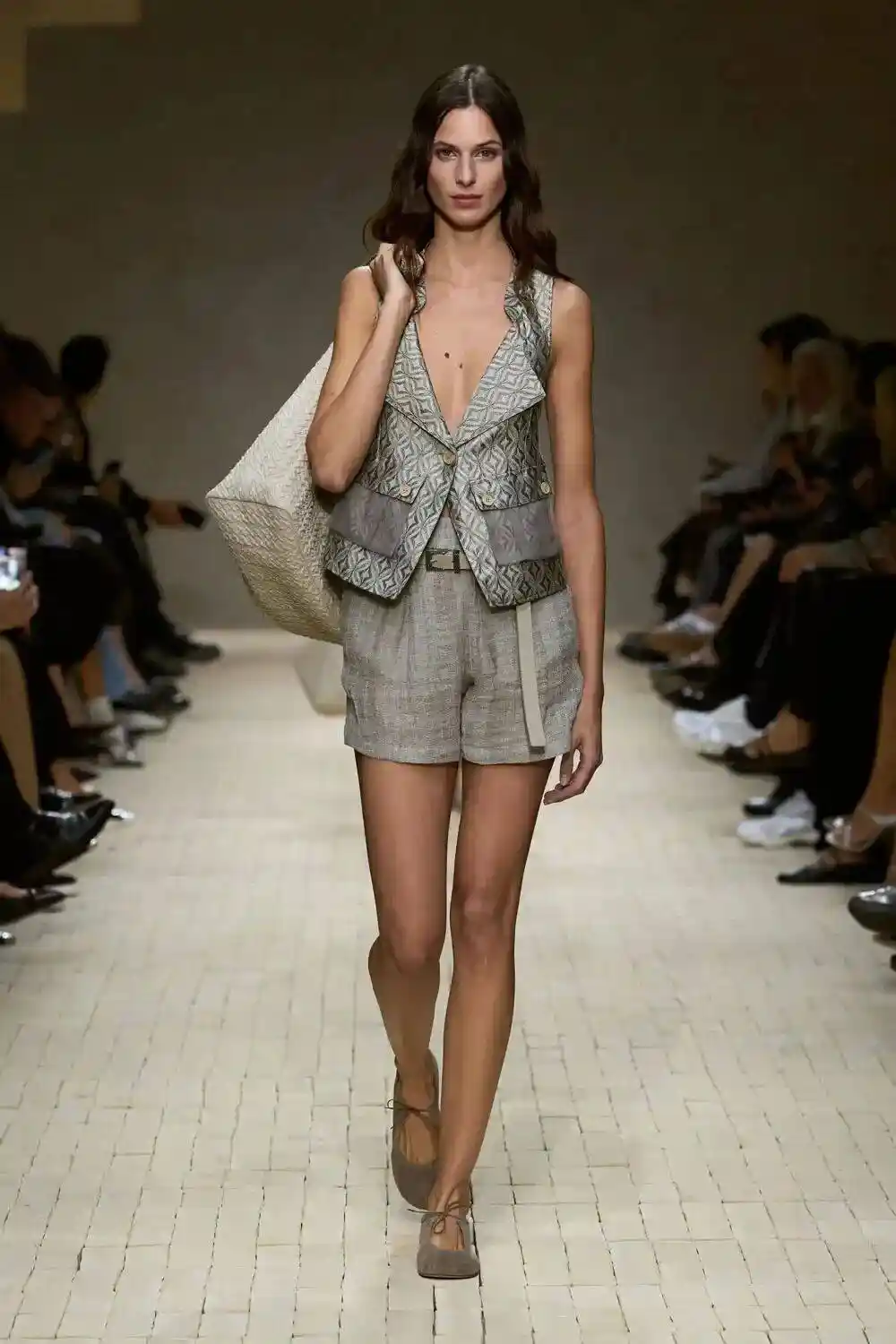 阿玛尼谢幕之作:Emporio Armani 2026春夏系列演绎慵懒美学与色彩革命