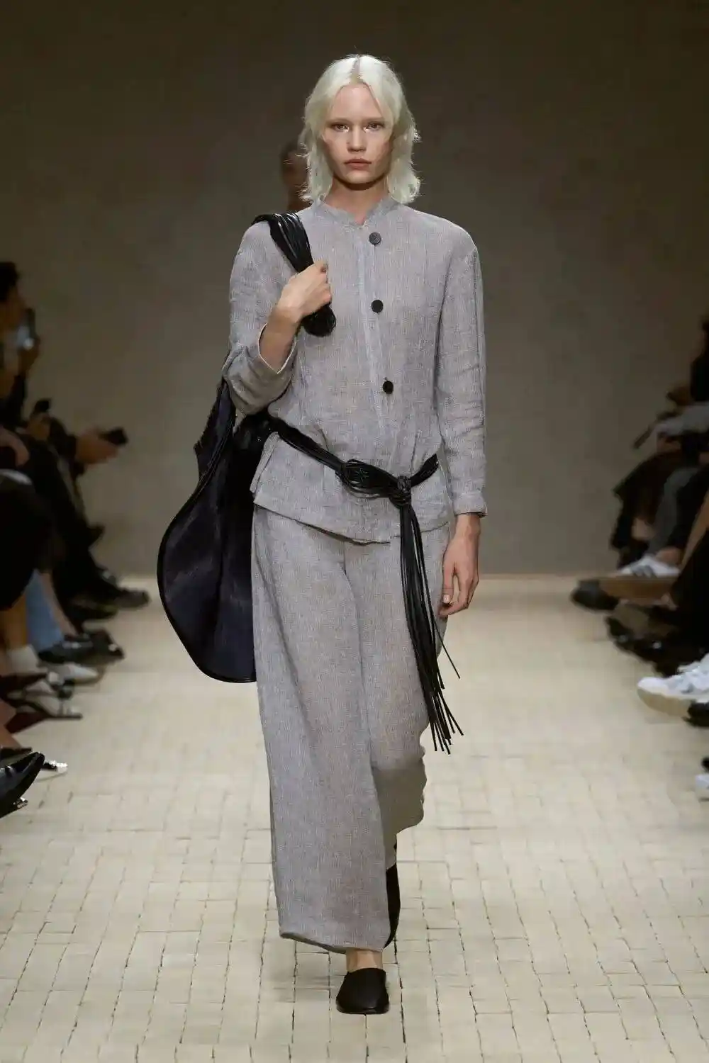 阿玛尼谢幕之作:Emporio Armani 2026春夏系列演绎慵懒美学与色彩革命