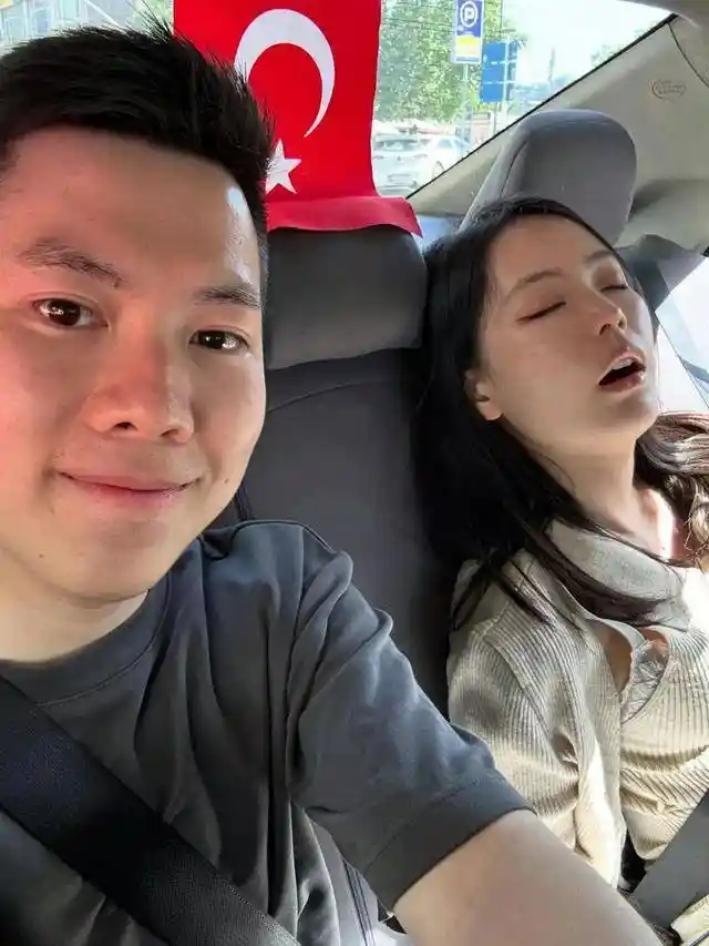 最美新闻女神李婷婷低胸婚纱喜嫁同台男主播李天耀，甜蜜亮相！