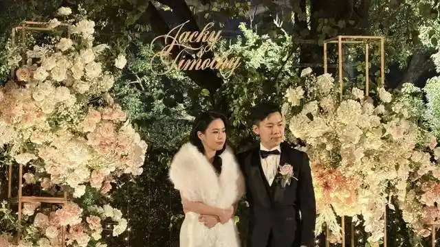 最美新闻女神李婷婷低胸婚纱喜嫁同台男主播李天耀，甜蜜亮相！