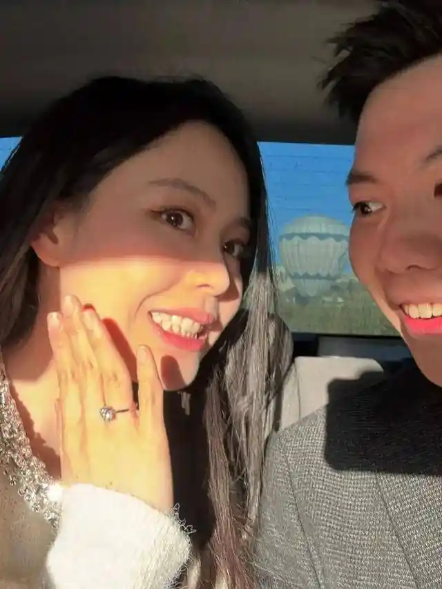 最美新闻女神李婷婷低胸婚纱喜嫁同台男主播李天耀，甜蜜亮相！