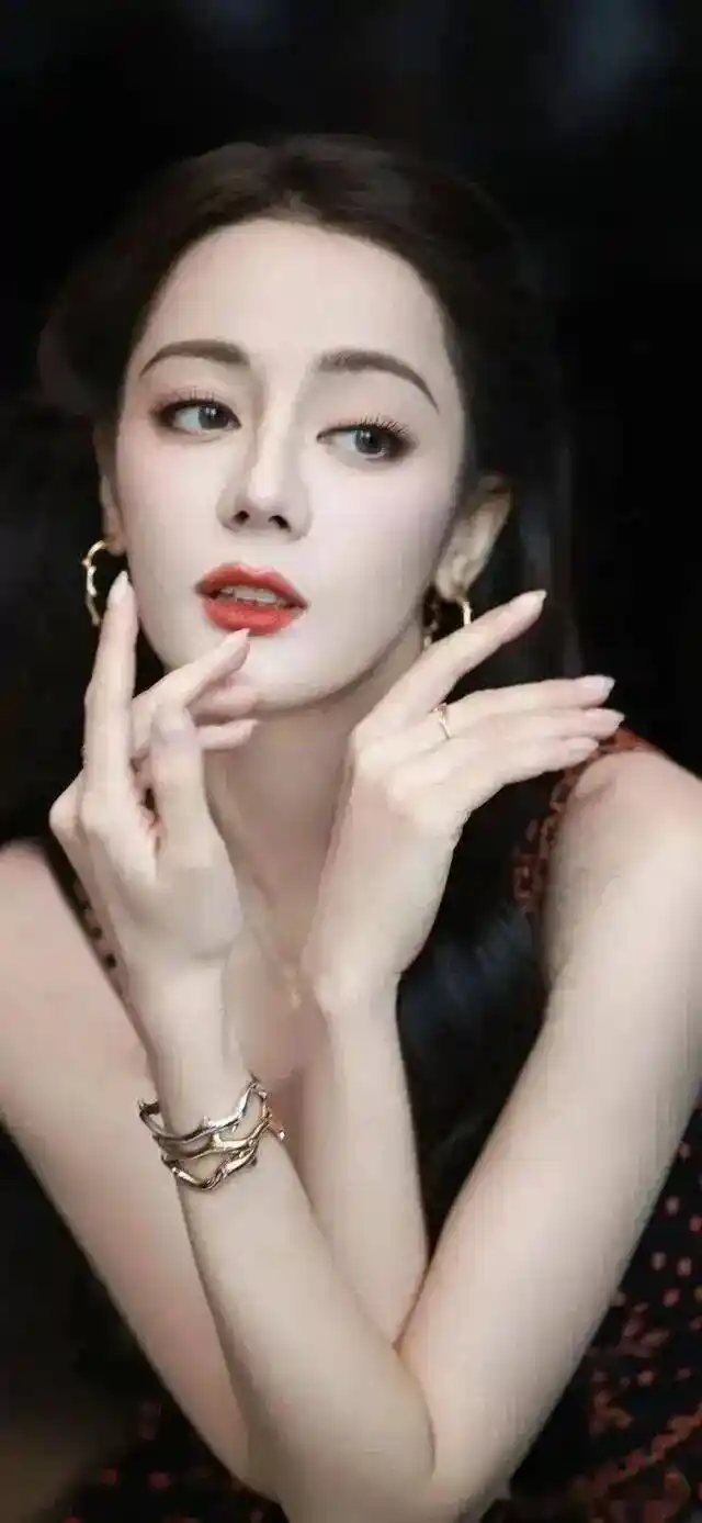 易易紫爆料：热巴曾与神秘人士相恋？女明星恋情揭秘！