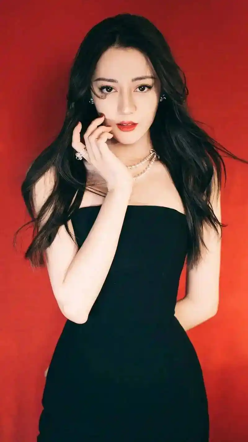 易易紫爆料：热巴曾与神秘人士相恋？女明星恋情揭秘！