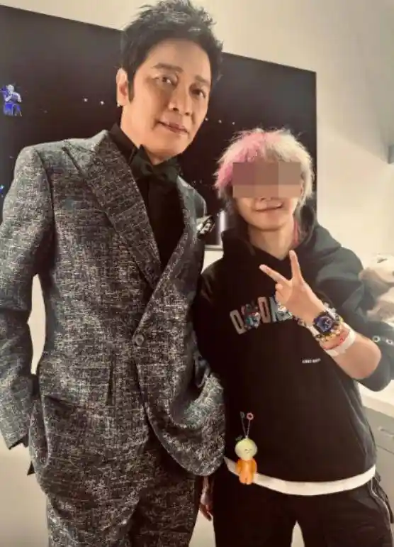 罗嘉良带伤登台引关注，妻子海外生活遭热议