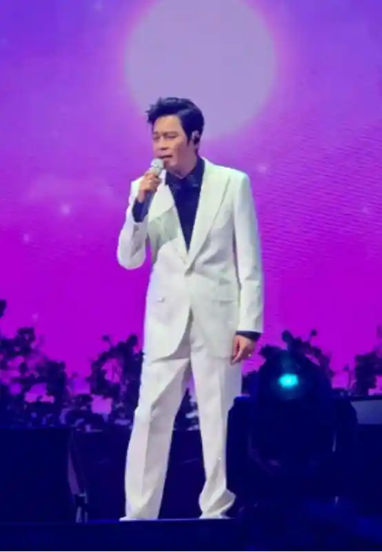 罗嘉良带伤登台引关注，妻子海外生活遭热议