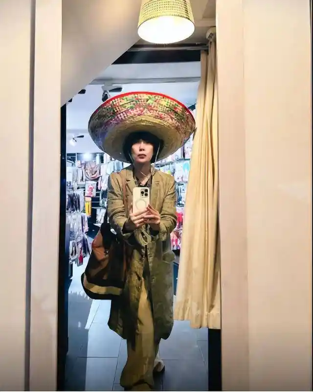 罗嘉良带伤登台引关注，妻子海外生活遭热议